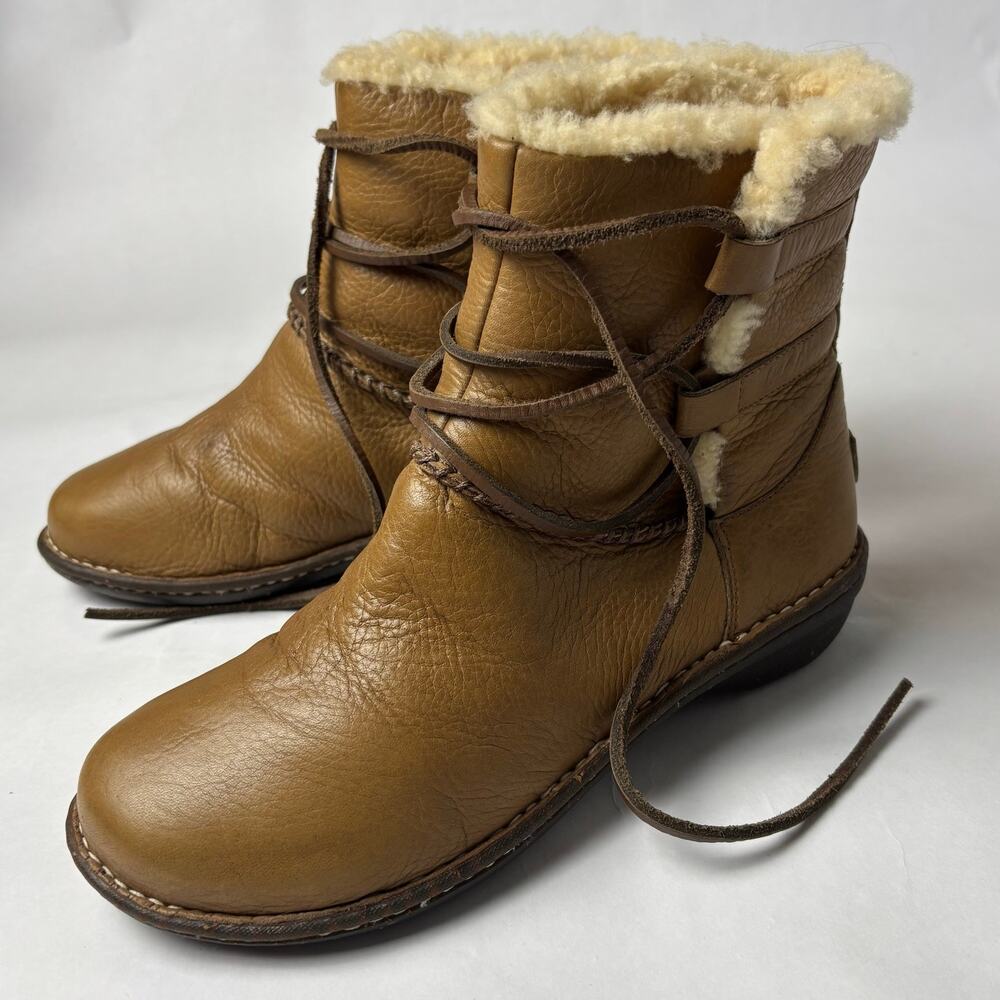 UGG Caspia 1932 Boots 9 Sheepskin Leather Laceup Cozycore Hygge Short Ankle Warm